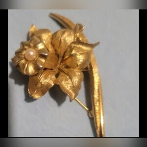 BUNDLE 3 STARRED ITEMS FOR $17....Gold Floral Brooch